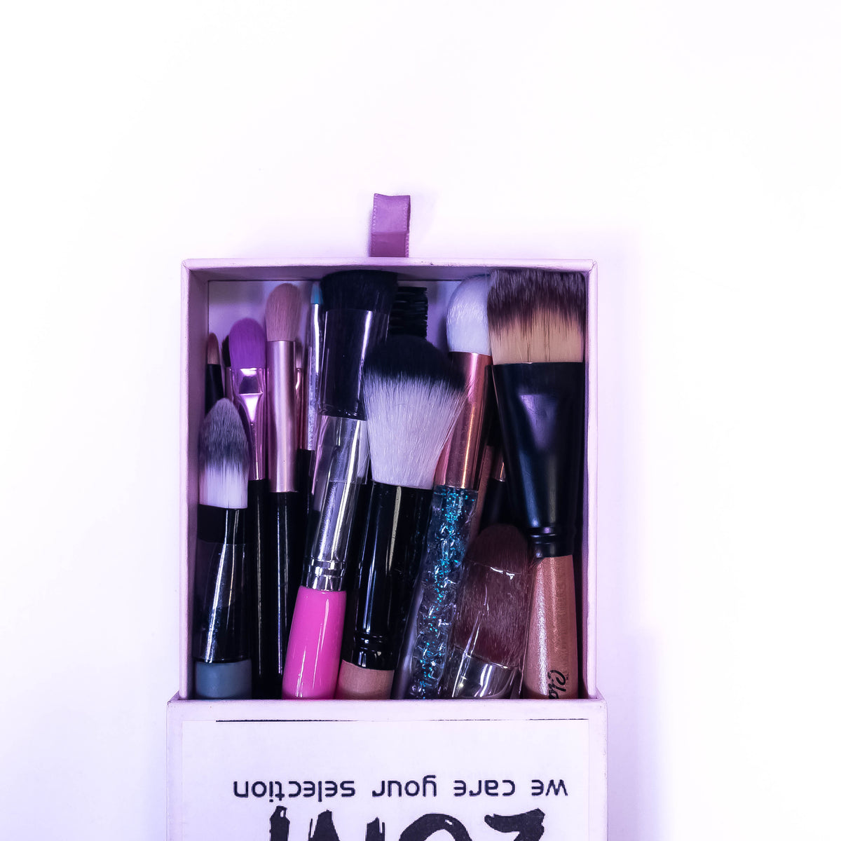 Set of 20 Zoni Stores GlamKit Essentials makeup brushes in various sizes and shapes for professional beauty application.