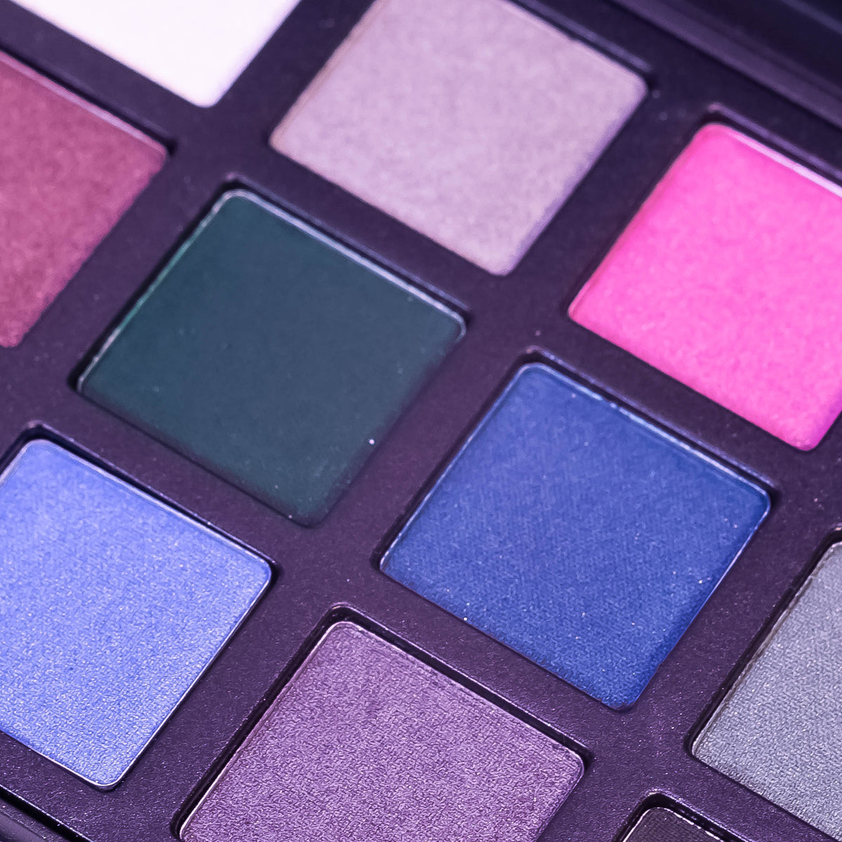 Zoni Stores Morphe Radiant Reflections shimmering eyeshadow palette with 12 natural, glow-inspired shades for eye makeup.