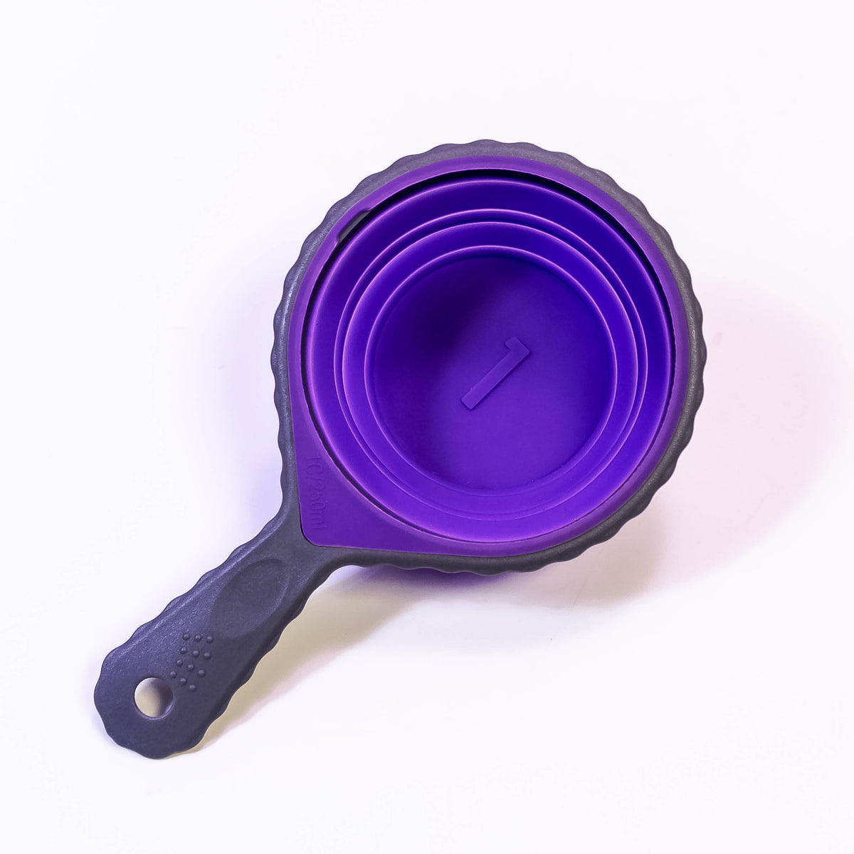 Zoni Stores eco-friendly folding silicone 1-cup measuring cup, flexible and collapsible kitchen tool for precise measurements.