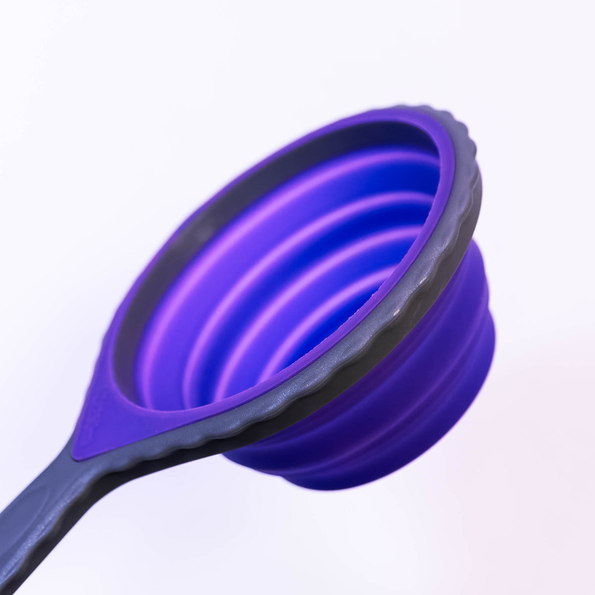 Eco-friendly folding silicone measuring cup by Zoni Stores, 1 cup capacity, collapsible design for easy storage and measuring.