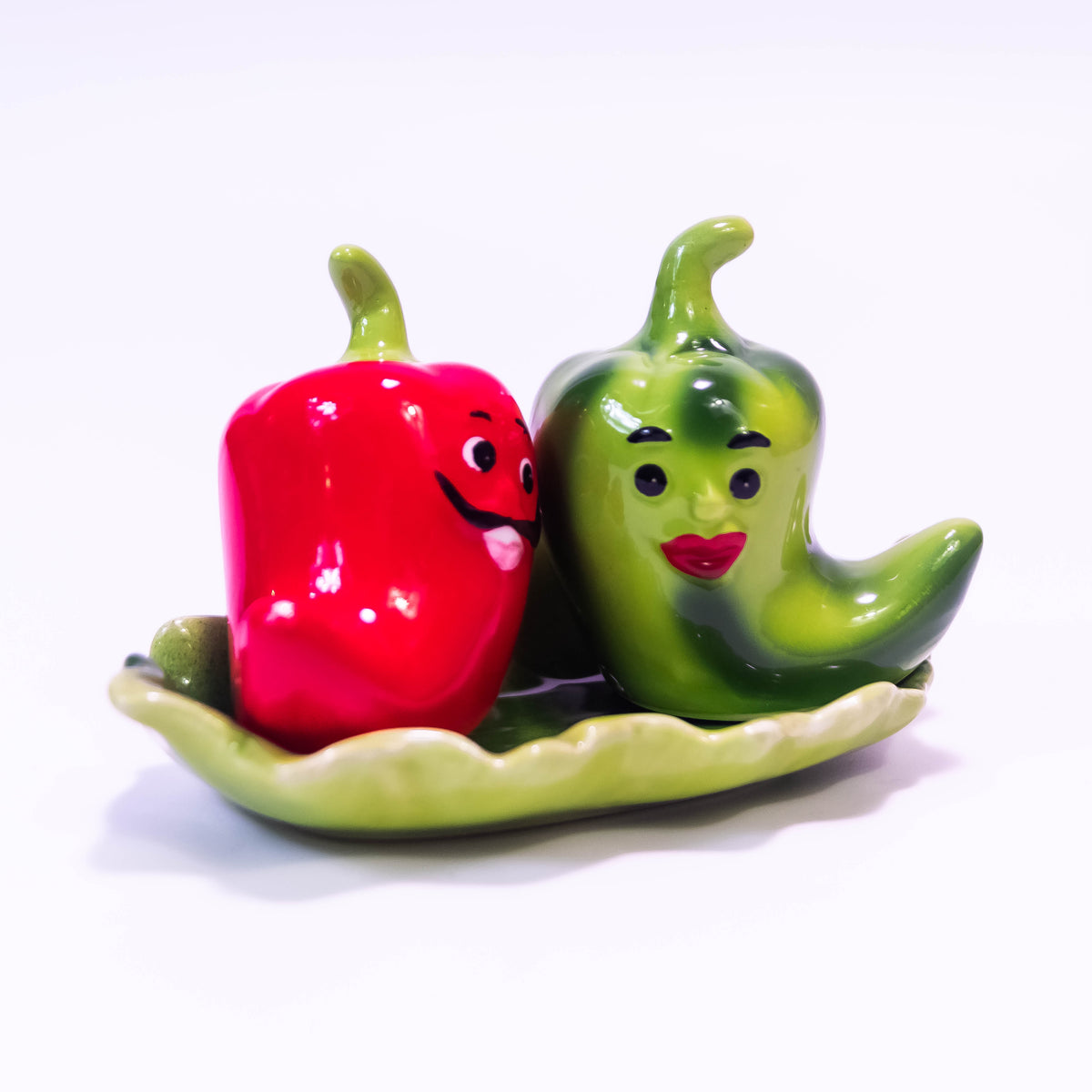 Green pepper-shaped salt box by ZoniStores, decorative kitchen storage container with a vibrant pepper design.
