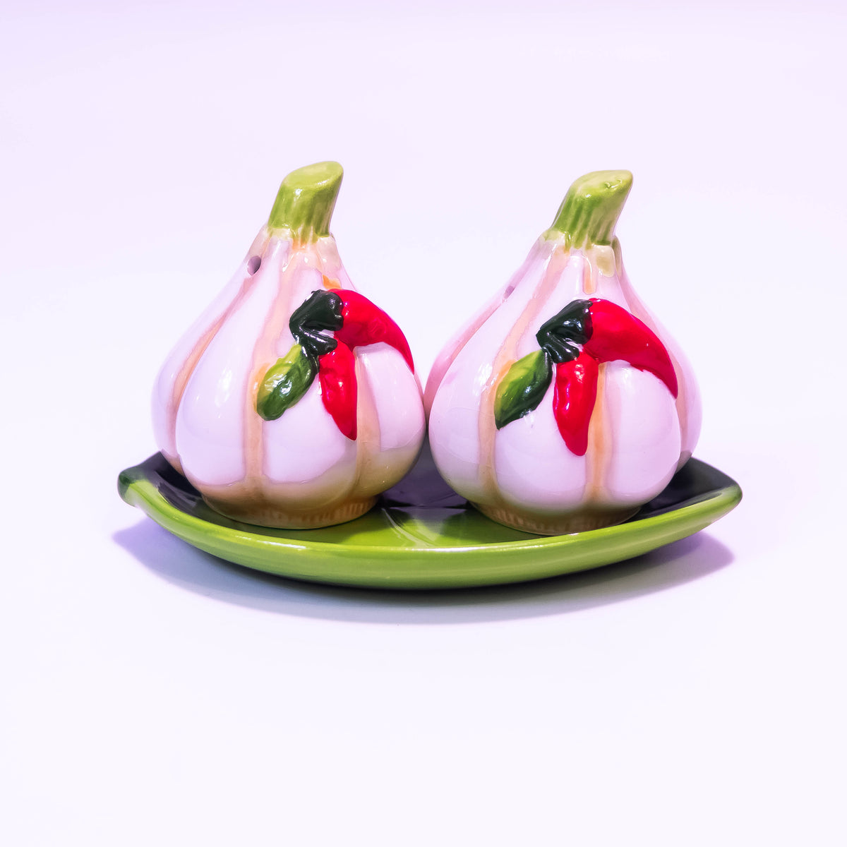 ZoniStores garlic-shaped salt box with a natural ceramic finish, designed for storing salt in a decorative kitchen accessory.
