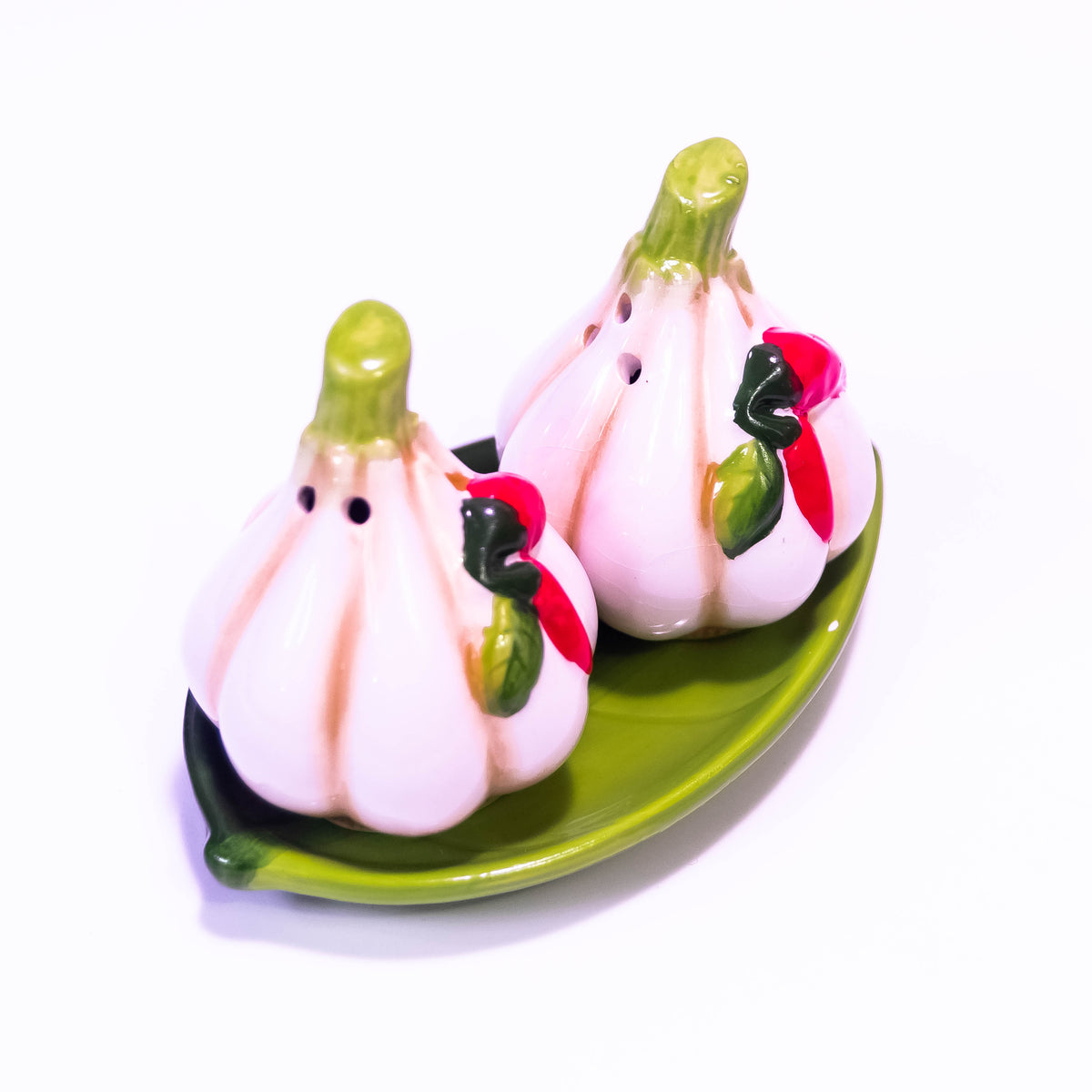 ZoniStores garlic-shaped salt box with a ceramic design, featuring a lid and small opening for storing and dispensing salt.