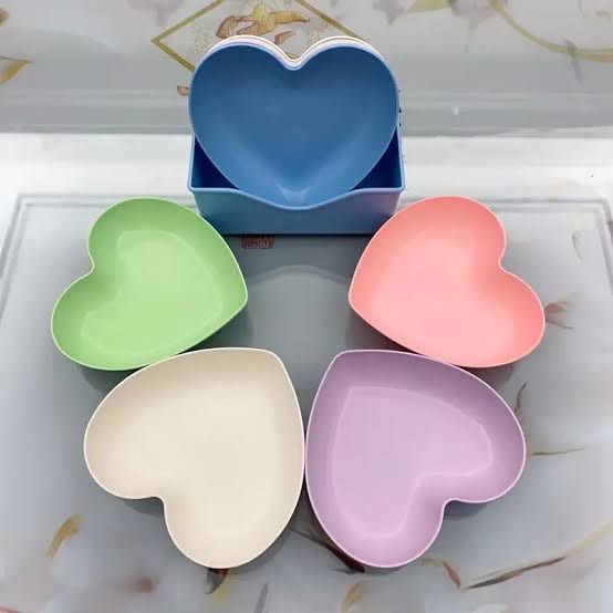 8 pcs Heart shape plates set.
