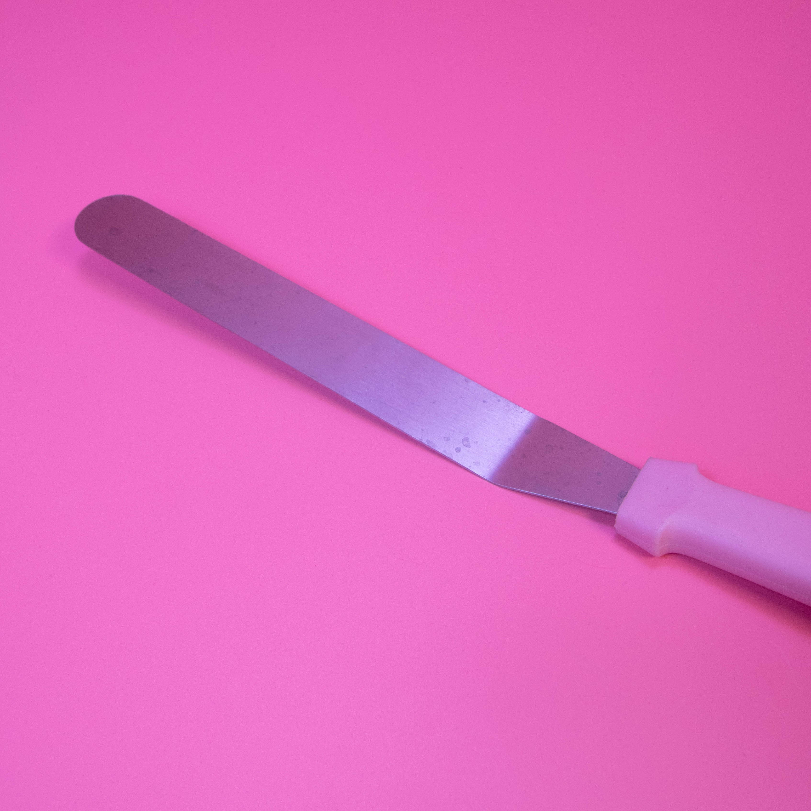 Bent Icing Spatula: The Perfect Cake Decorating Tool