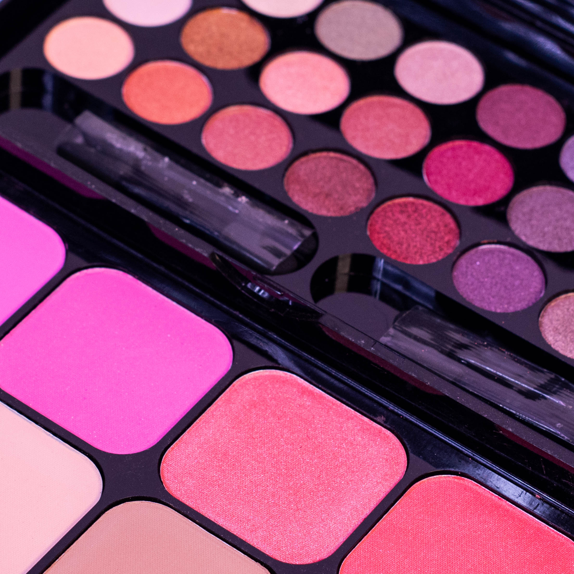 Luminous Allure - Glow Kit with 24 Eye Shadows, 8 Highlighters, and Bronzers