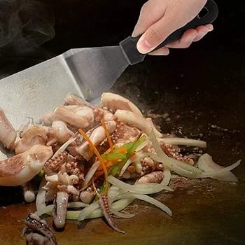 GRIDDLE SPATULA STAINLESS STEEL, PLASTIC HANDLE.