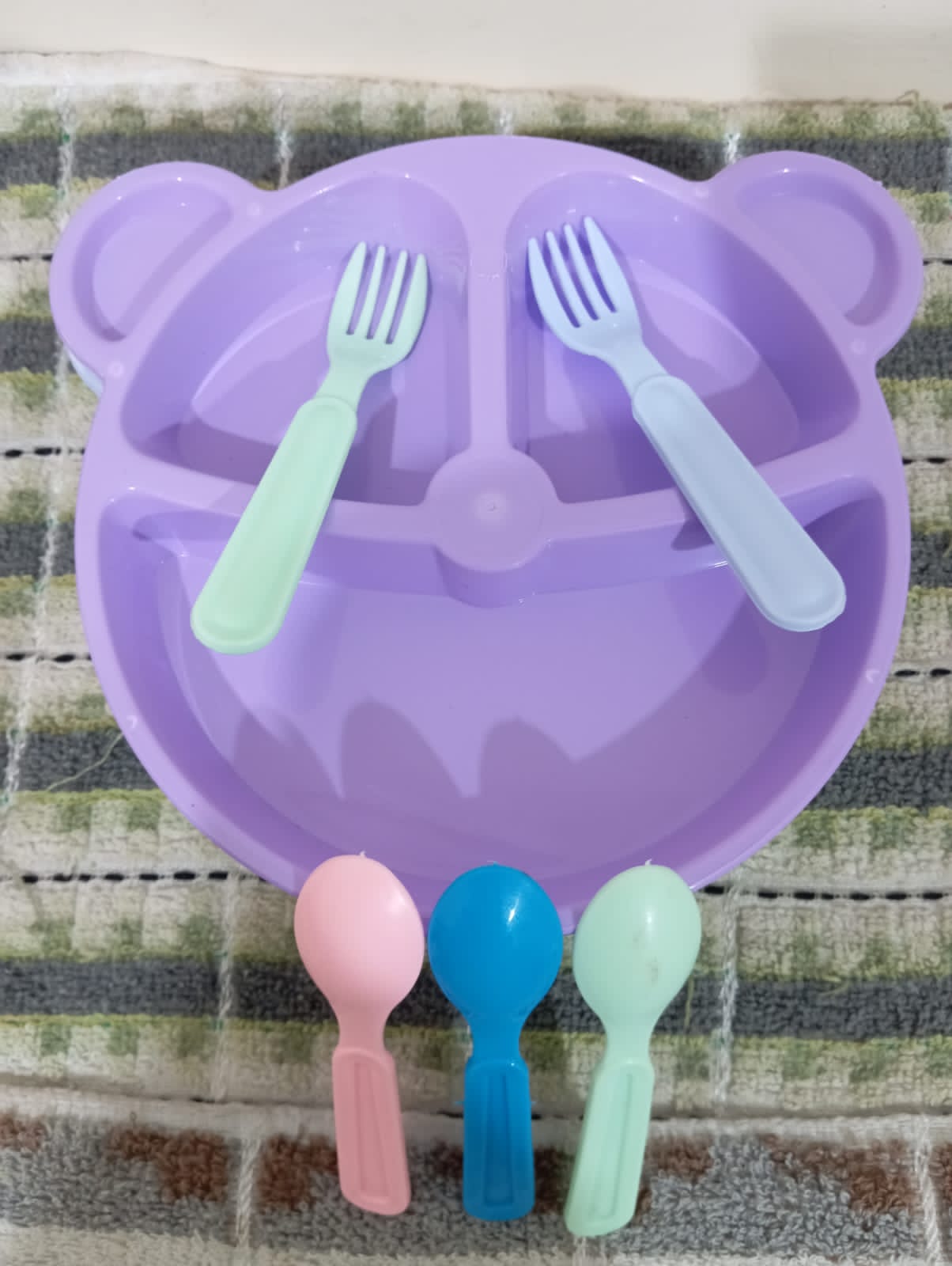 pack of 5pcs Bear Shape Plates Set with 5 pcs spoon and fork.